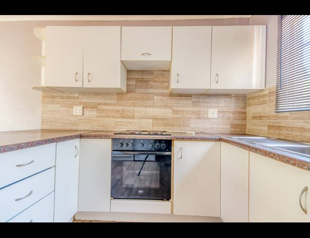 2 BEDROOM TOWNHOUSE RENTED IN HONEYDEW MANOR